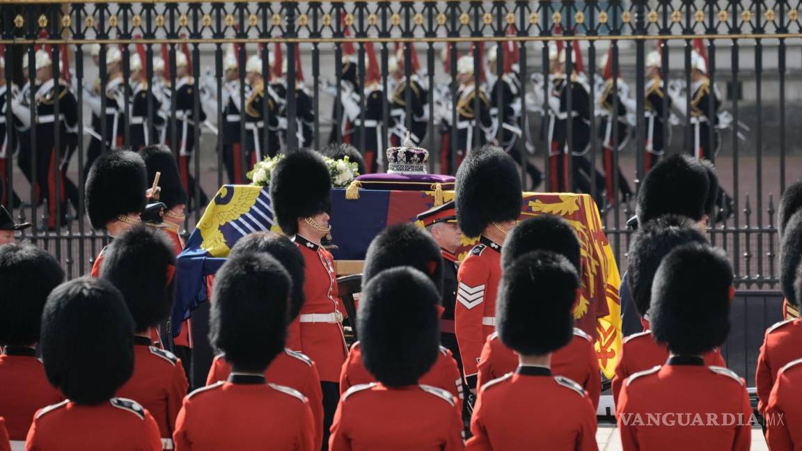 $!El ataúd de la reina Isabel II sale del Palacio de Buckingham hacia el Westminster Hall de Londres.