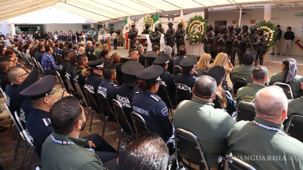 $!A la despedida acudieron su esposa, sus hijos, sus padres, familiares, amigos y compañeros del G-5.