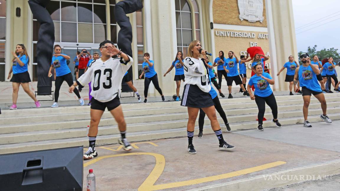 $!La instructora Brenda Flores González dirigió la primera rutina con ejercicios dinámicos para activar cuerpo y ánimo.