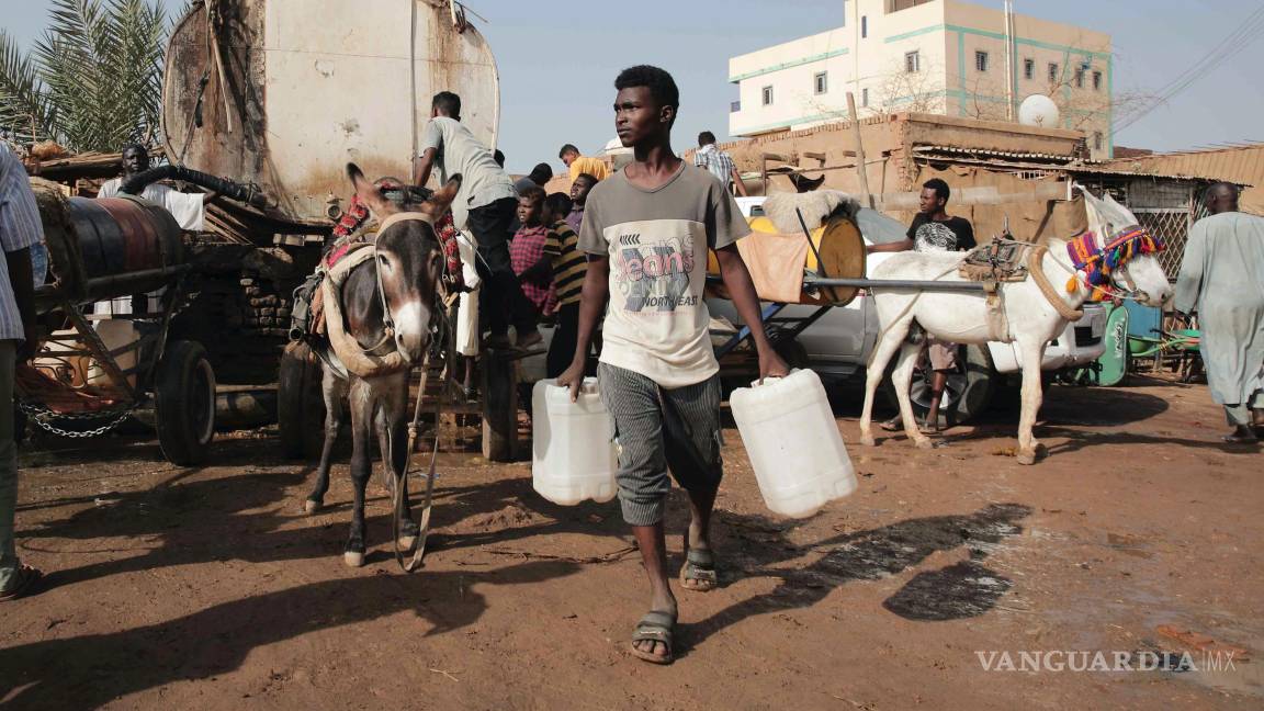$!Varias personas se congregan para recolectar agua en Jartum, Sudán.