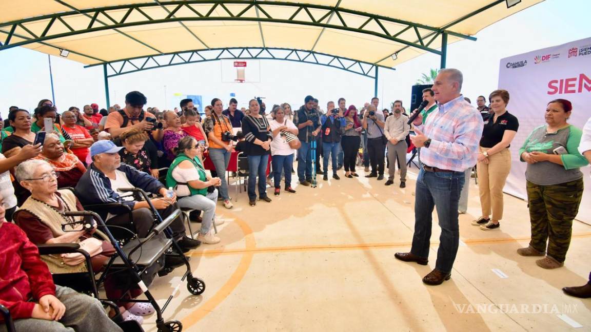 Alcalde de Torreón entrega techumbre en Rancho Alegre y lleva brigada de atención