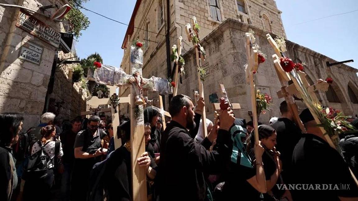 $!Los peregrinos ortodoxos cristianos sostienen cruces durante una procesión del Viernes Santo en la Ciudad Vieja de Jerusalén.