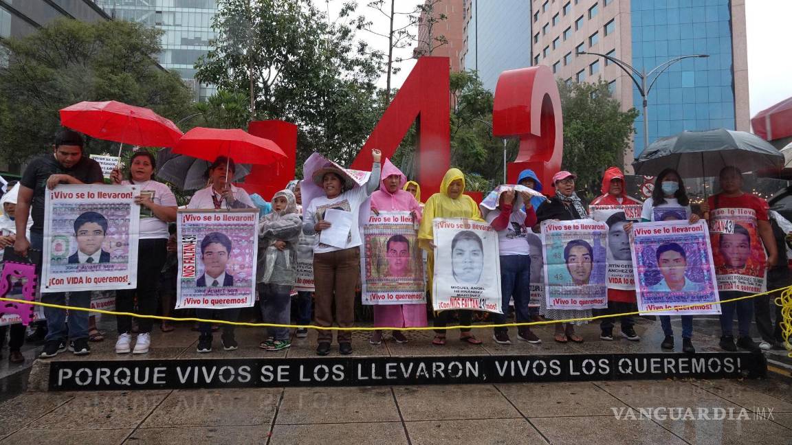 $!Padres y madres de los 43 normalistas de Ayotzinapa, marcharon para exigir justicia en la marcha 160 en CDMX.
