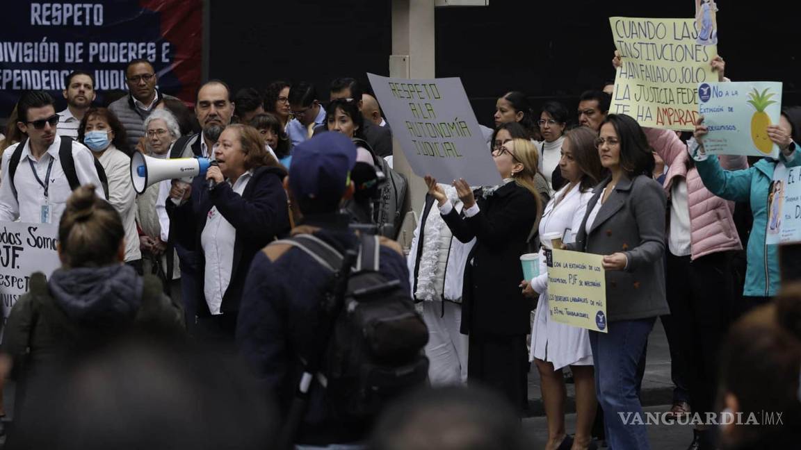 $!Manifestación de trabajadores de la Suprema Corte de Justicia de la Nación para exigir derechos laborales y contra la desaparición de 13 fideicomisos.