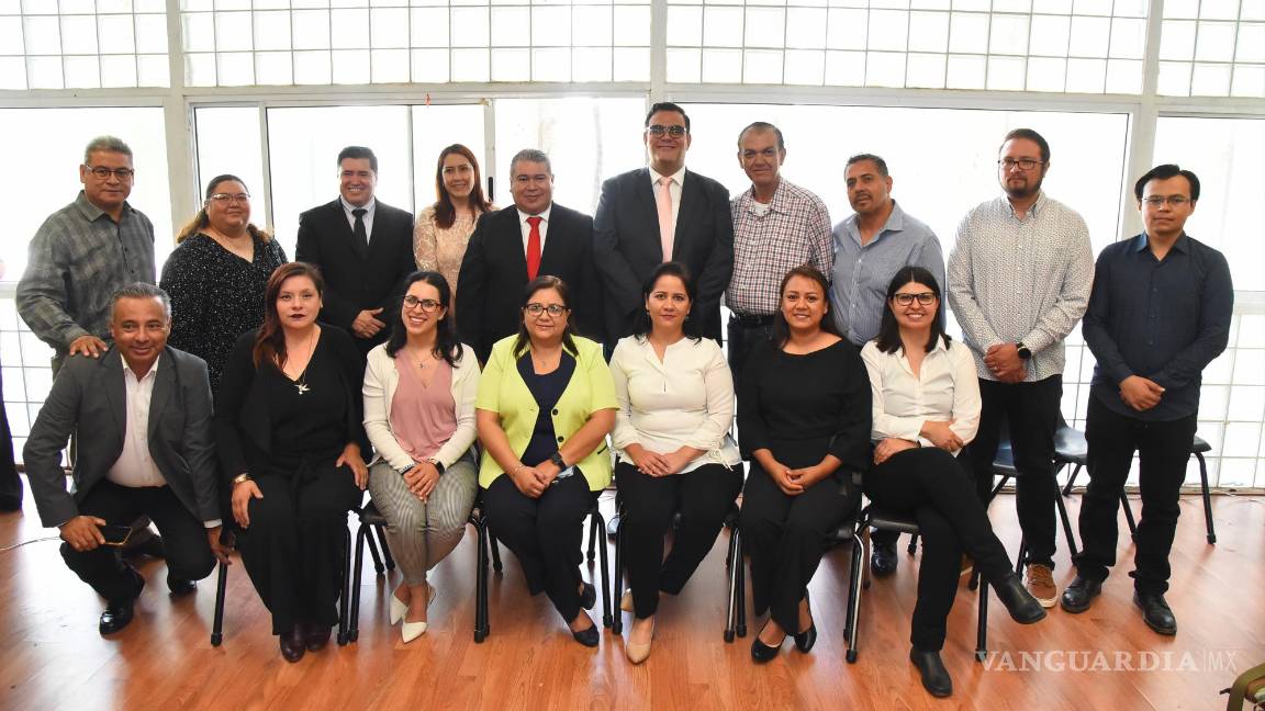 $!Evaristo Alférez Rodríguez acompañado de maestros de la UAdeC.