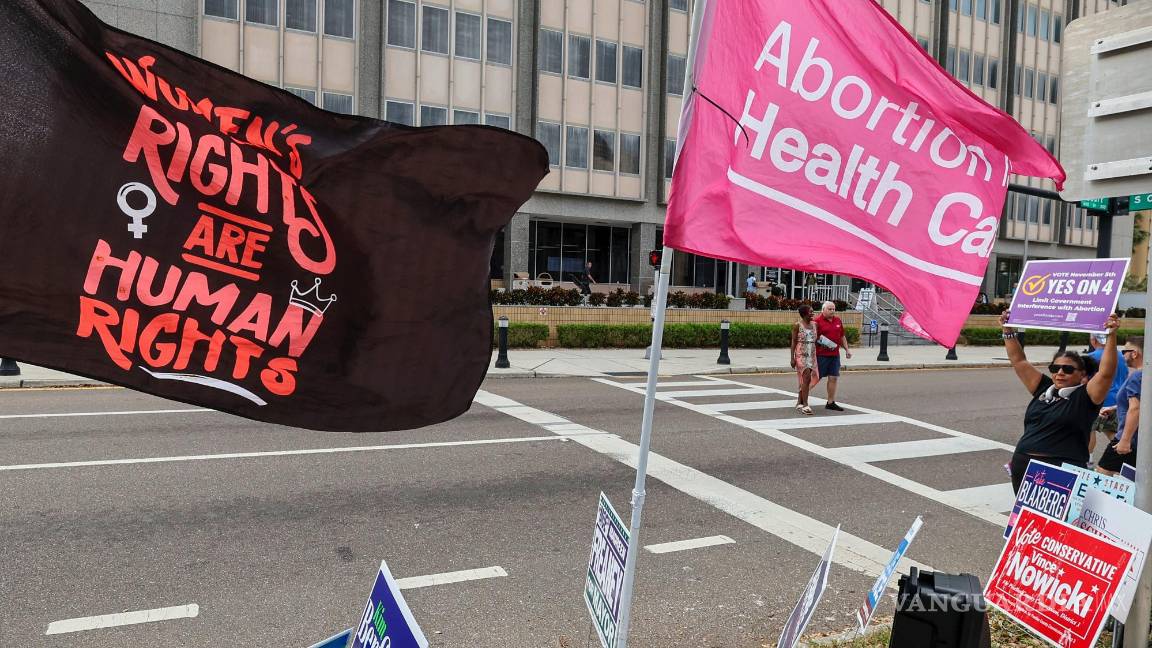 $!Los partidarios del Sí a la Enmienda 4 sobre el aborto en Florida se manifiestan frente al lugar de votación en el palacio de justicia en Clearwater, Florida.