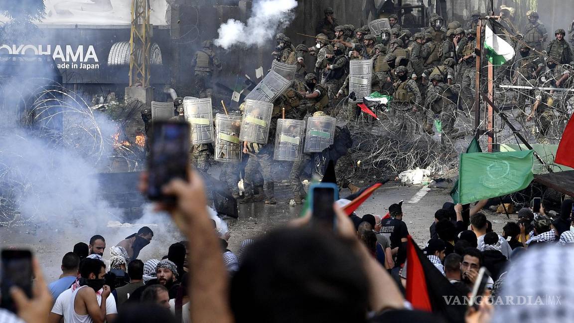 $!Manifestantes chocan con la policía frente a la embajada de Estados Unidos durante una protesta tras un ataque a un hospital en Gaza, en Beirut, Líbano.