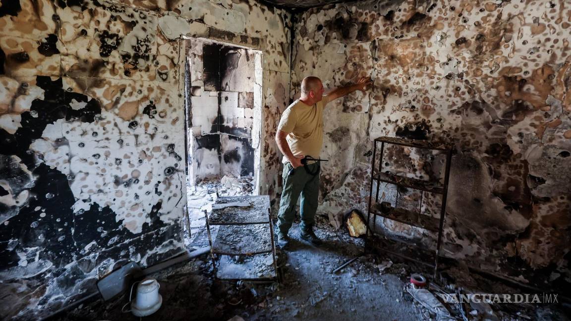 $!El coordinador de seguridad militar del kibutz Kfar Aza en el interior de una casa quemada en la mañana del 7 de octubre durante los ataques de Hamas.