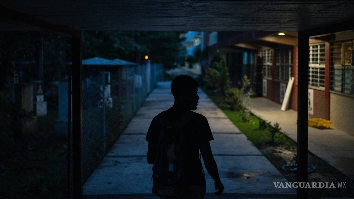 $!Un estudiante camina por el campus de la escuela Normal Rural Raúl Isidro Burgos, en Ayotzinapa, en el estado de Guerrero.