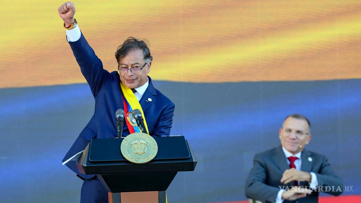 $!El presidente Gustavo Petro levanta el puño al final de su discurso de toma de posesión en Bogotá, Colombia.