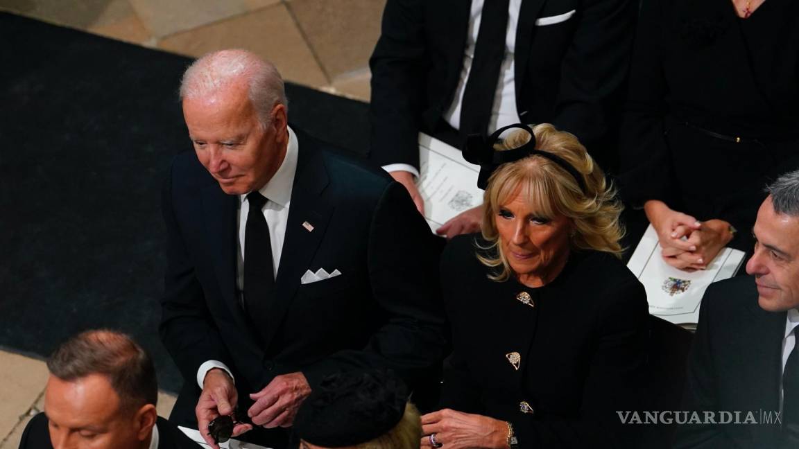 $!El presidente de Estados Unidos, Joe Biden, acompañado por la primera dama, Jill Biden, llega al funeral de estado de la reina Isabel II en la Abadía de Westminster.