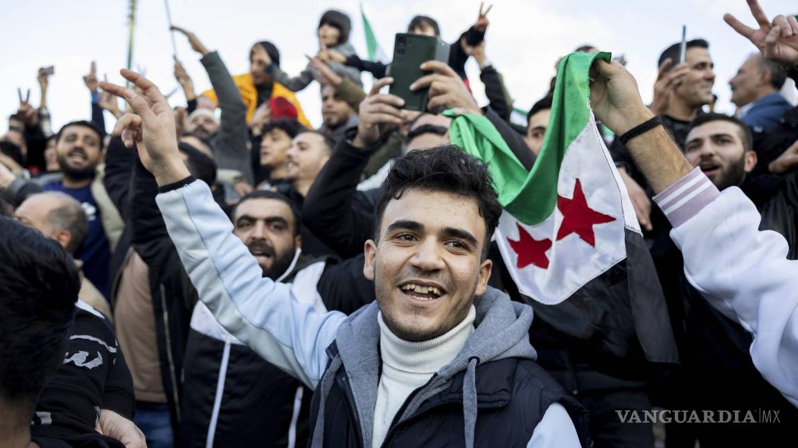 $!Un grupo de personas celebra la caída del presidente sirio Bashar Assad en Atenas, Grecia, el 8 de diciembre del 2024.