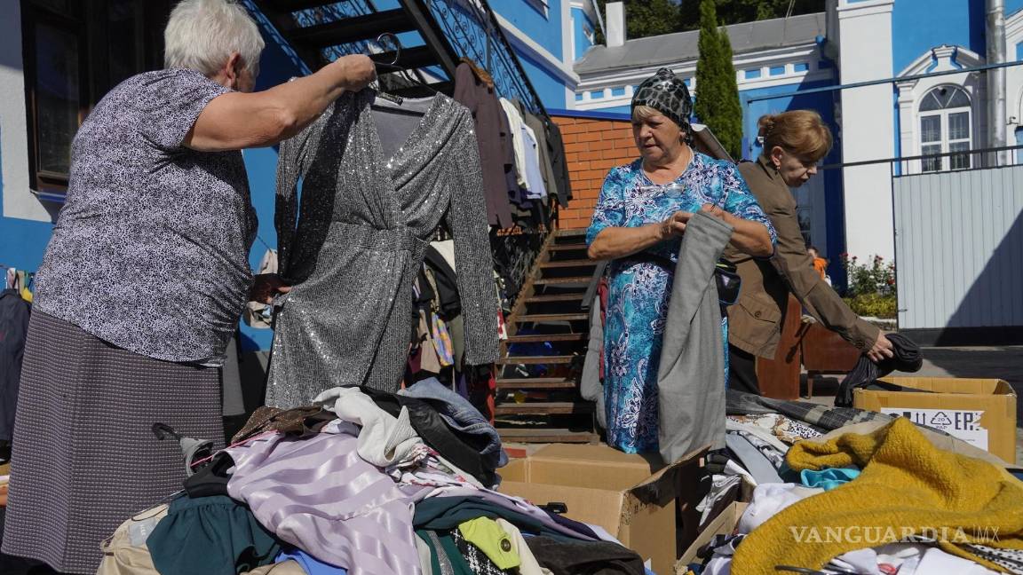 $!Los habitantes de Kursk que fueron evacuados de la frontera con Ucrania reciben ayuda humanitaria en la catedral Uspensko-Nikitsky en Kursk, Rusia.