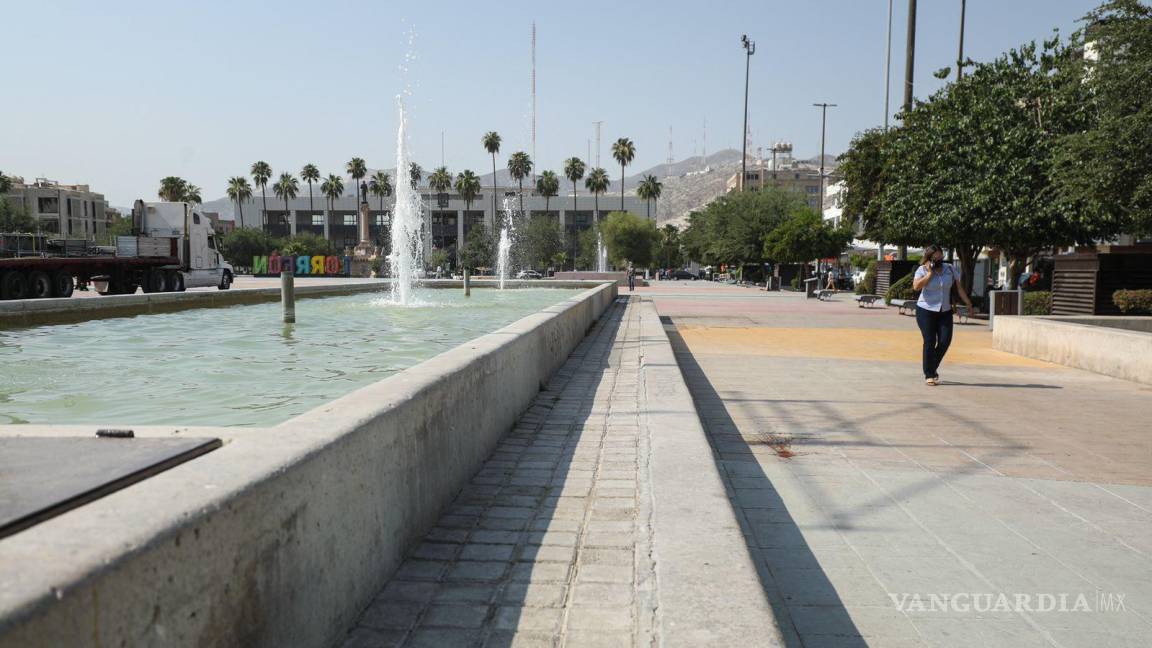 Realizan limpieza en la Plaza Mayor de Torreón, tras celebración del Día de la Madre