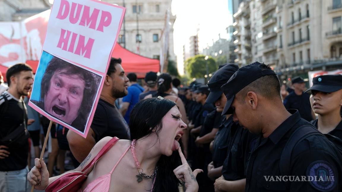 $!Un manifestante se burla de la policía que custodia el Congreso, donde los legisladores debaten un proyecto de ley promovido por Javier Milei.