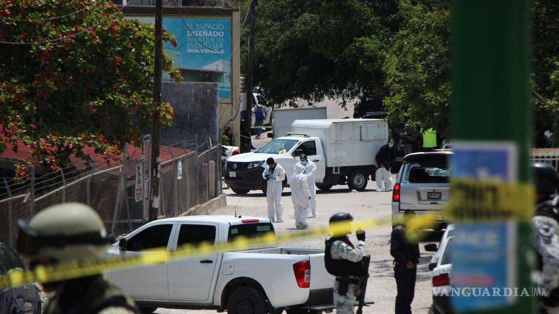 $!Peritos y elementos de seguridad llegaron para realizar las debidas diligencias, donde dos escoltas fallecieron al interior de la camioneta que circulaban.