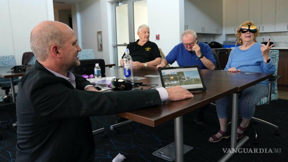 $!Tracy Hall, vicepresidenta de ventas de Mynd Immersive (i) observa cómo Karen Audet, de 82 años (d) reacciona mientras usa un casco de realidad virtual.