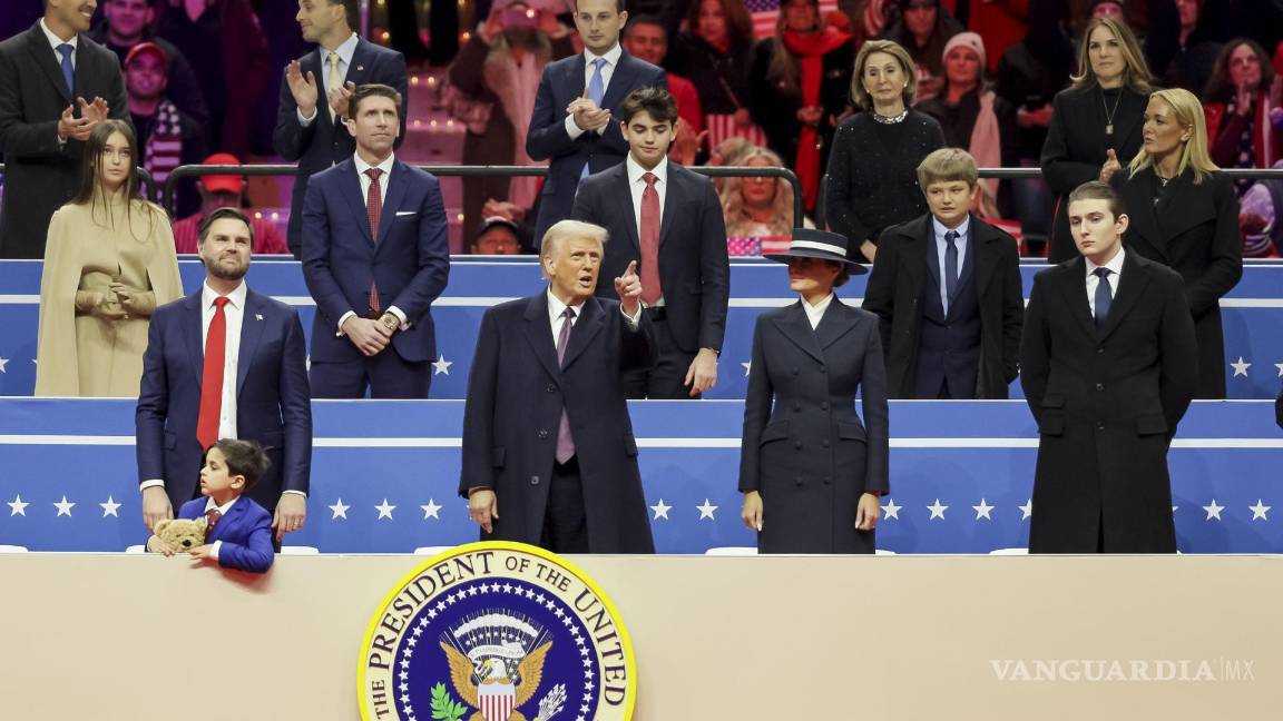 $!El presidente de Estados Unidos, Donald Trump, con la primera dama Melania Trump y su hijo Barron Trump en el Capitol One Arena en Washington