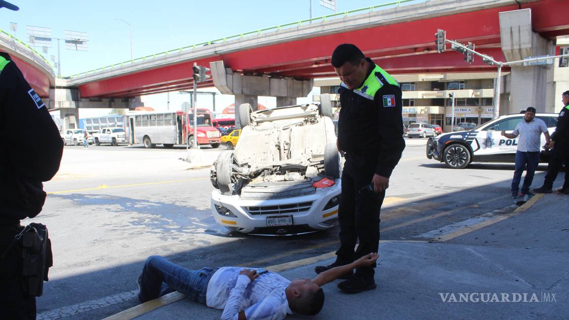 Taxista sufre volcadura bajo el distribuidor vial El Sarape, en Saltillo