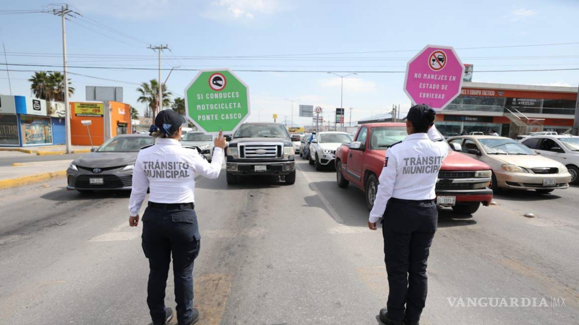 Niños deben viajar en asientos traseros por seguridad, recalca Tránsito de Saltillo