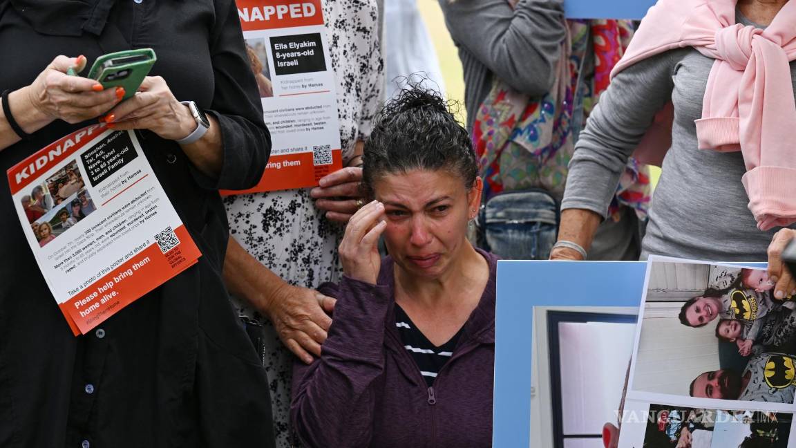 $!Michal (apellido omitido), cuyo familiar fue secuestrado por Hamás, se derrumba durante el lanzamiento de la campaña #SetThemFree en Sydney, Australia.