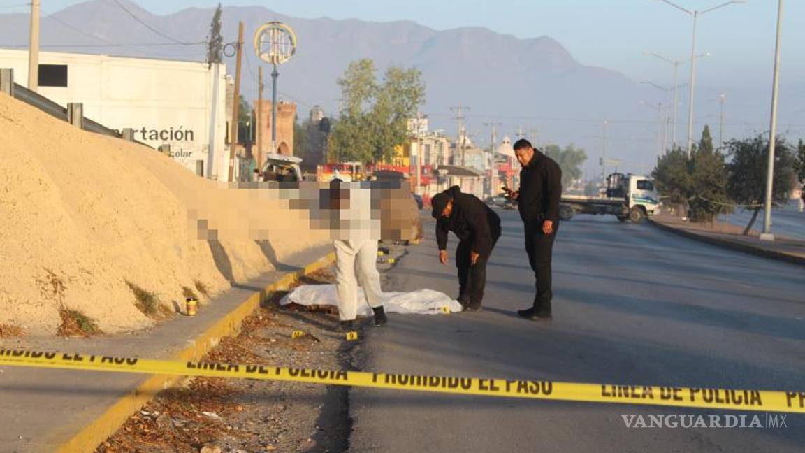 $!Agentes de Tránsito acordonaron el lugar, mientras se recopilaban evidencias del vehículo implicado.