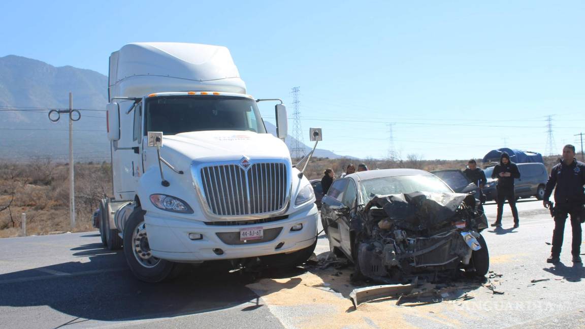 Tráiler destroza a Chevy, en la carretera Saltillo-Zacatecas