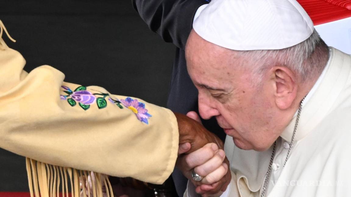 $!Francisco besa la mano de una mujer nativa.