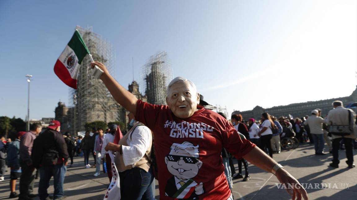 $!Simpatizantes del presidente de México, Andrés Manuel López Obrador, participan en una marcha por la principales avenidas de Ciudad de México (México).