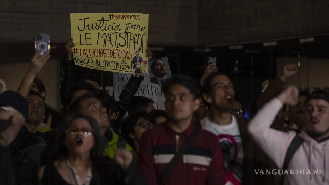 $!Activistas de la comunidad LGBT protestan con una vigilia para exigir justicia por el asesinato del Magistrade Jesús Ociel Baena en la Ciudad de México (México).