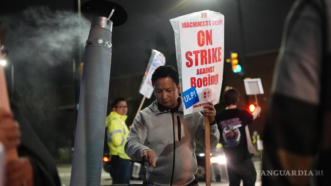 $!Marcus Amador, de 44 años, que trabaja como inspector de calidad para Boeing, sostiene un cartel de huelga en Renton, Washington.