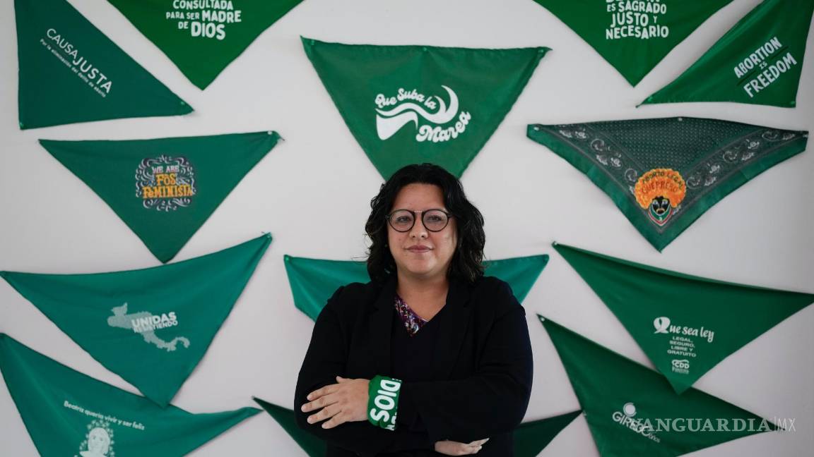 $!La activista Maribel Luna posa para una foto en las oficinas de Católicas Por el Derecho a Decidir, en Ciudad de México.