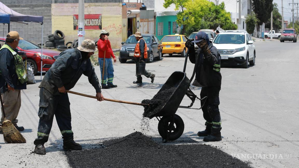 $!El gobierno municipal continúa interviniendo calles de zonas como Saltillo 2000, Satélite Norte y Vista Hermosa para mejorar la movilidad y seguridad vial.