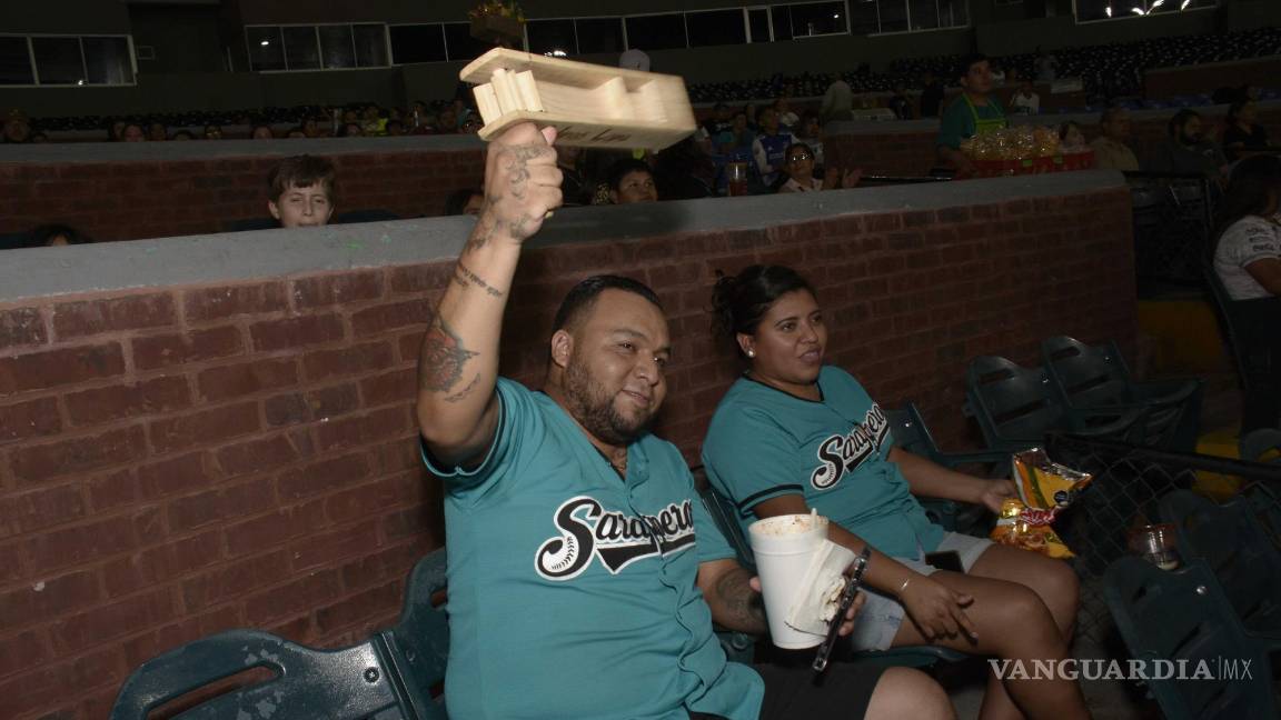 $!Aficionados de toda la ciudad se reunieron en la guarida del dragón para darle su apoyo a la distancia a su novena favorita.