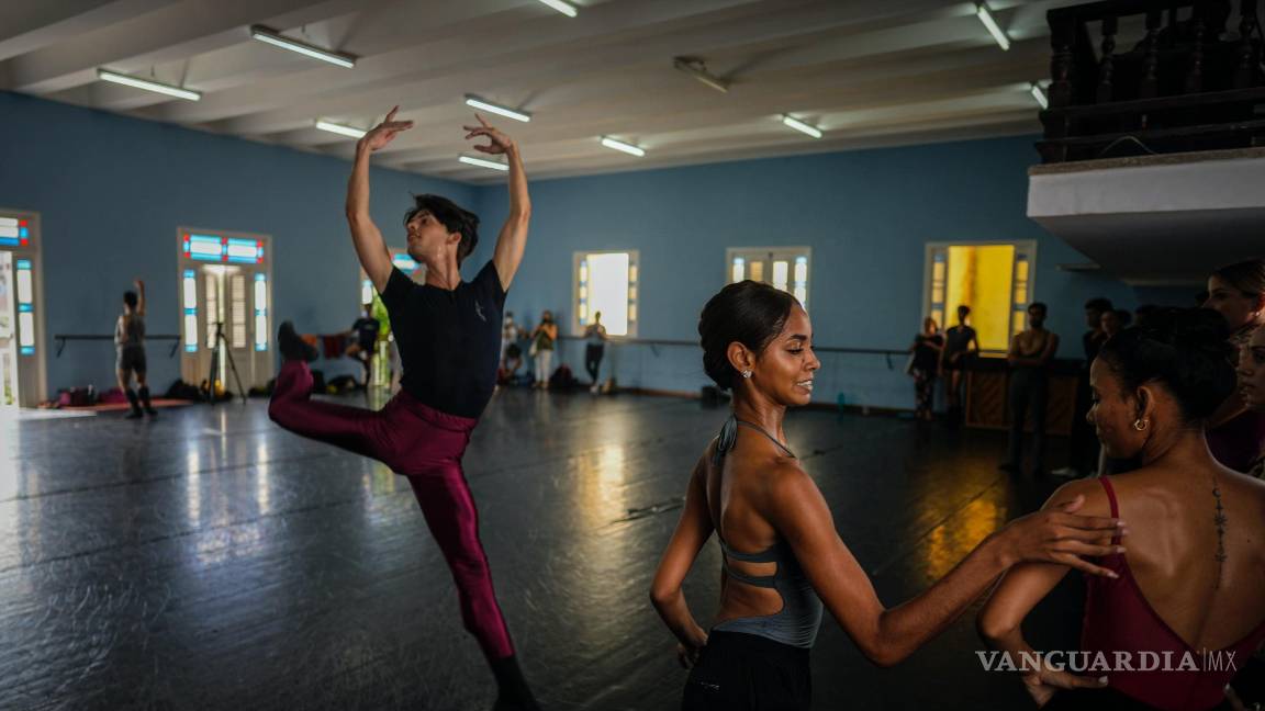 $!Intérpretes del Ballet Nacional de Cuba ensayan dirigidos por la coreógrafa estadounidense Jessica Lang en La Habana, Cuba.