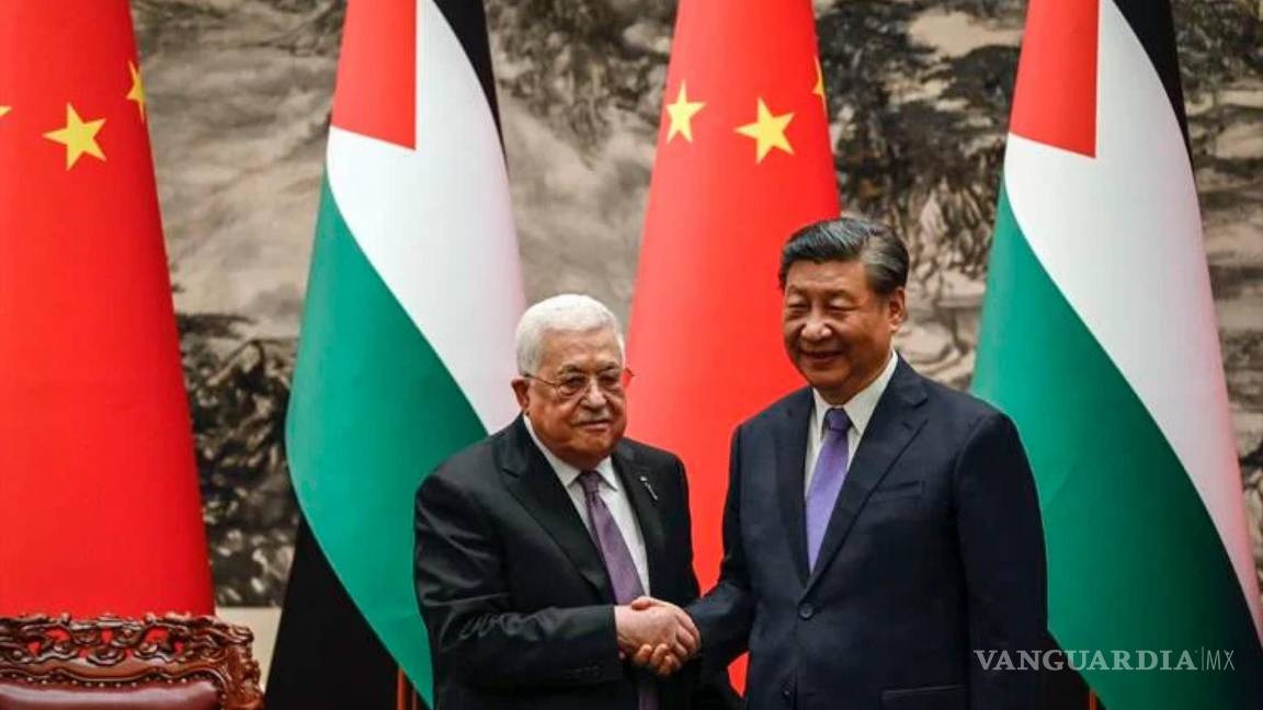 $!El presidente de China, Xi Jinping, y el presidente palestino, Mahmoud Abbas, se dan la mano a en el Gran Salón del Pueblo en Beijing.