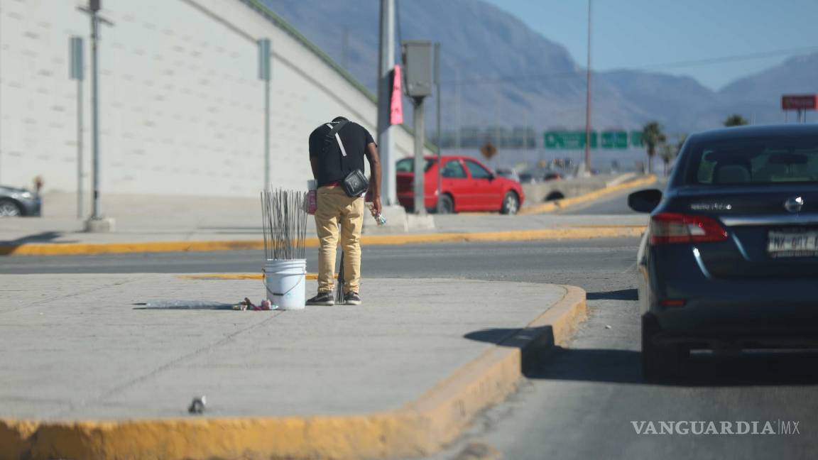 A debate: ¿Qué hacer con las cebollitas y bengalas que se venden en bulevares de Saltillo?