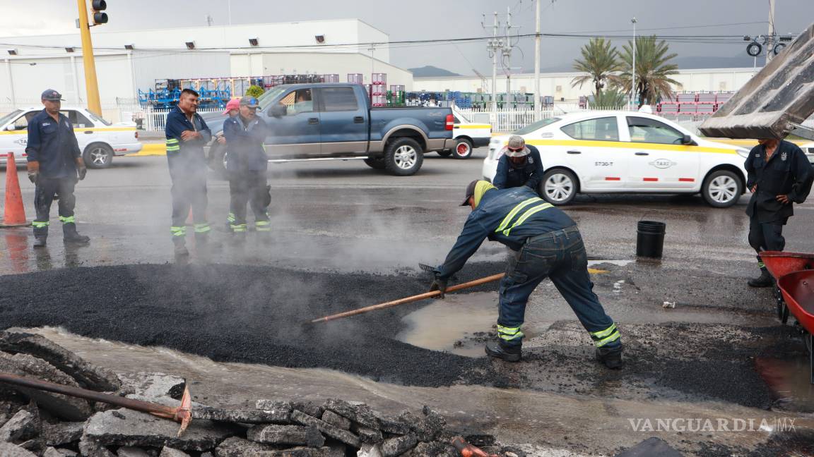 $!Maquinaria y trabajadores municipales realizaron tareas de bacheo y reparación en el bulevar Mirasierra, al oriente de Saltillo.