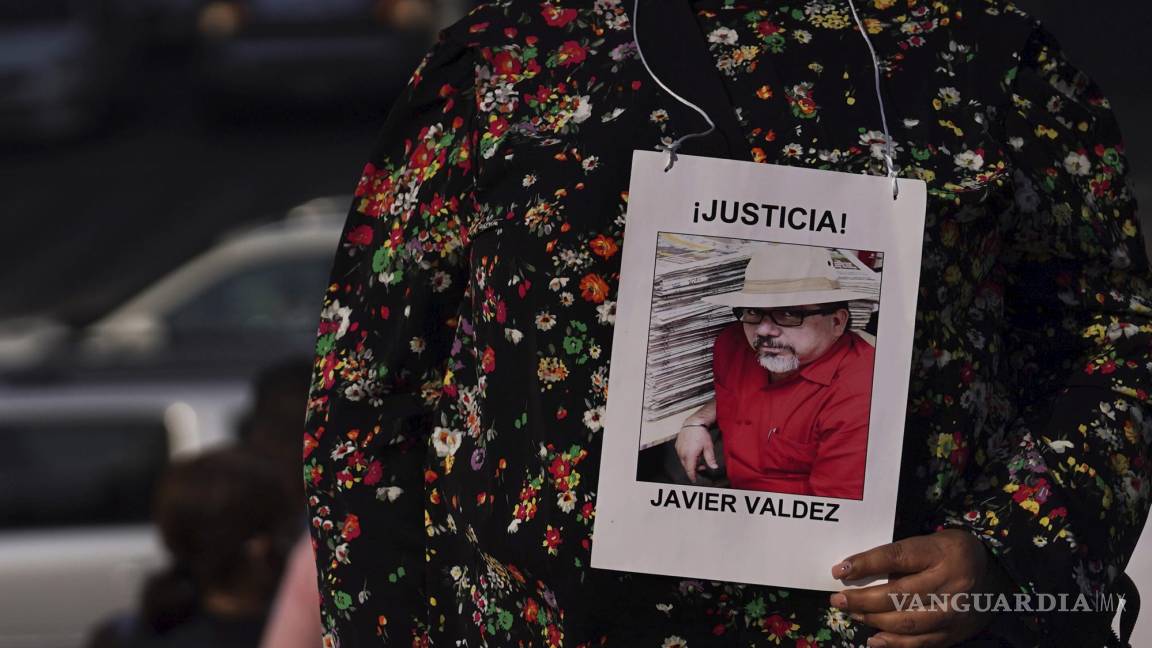 $!Griselda Triana sostiene una foto de su esposo Javier Valdez, quien fue asesinado en Culiacán.
