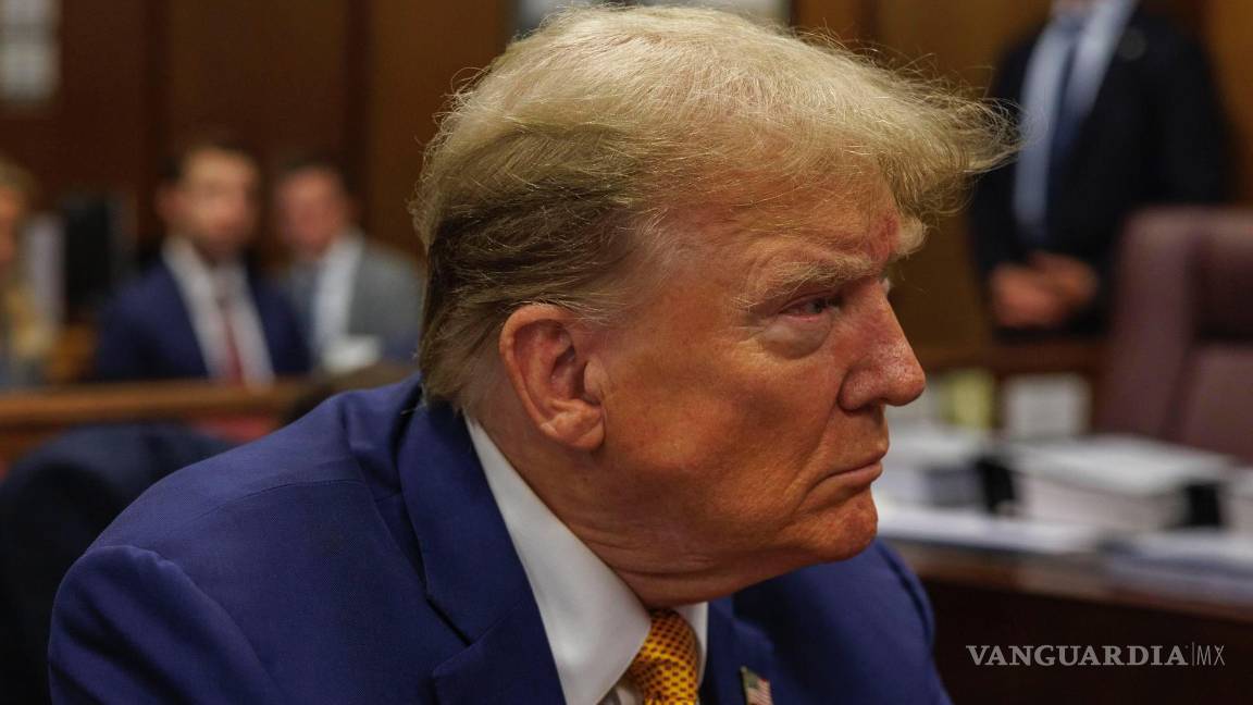 $!Donald Trump se sienta en la mesa del acusado antes del inicio del proceso del día en su juicio por dinero secreto en el Tribunal Penal de Manhattan en Nueva York.