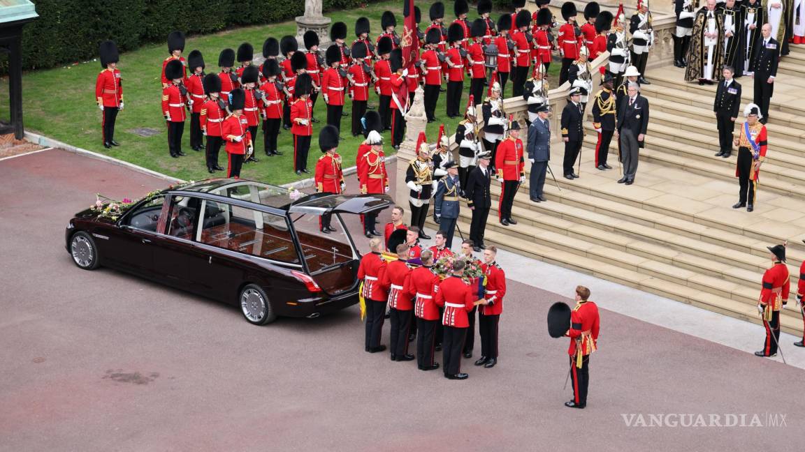 $!El ataúd de Su Majestad llegando y siendo descargado del coche fúnebre fuera de la capilla de San Jorge VI en el Castillo de Windsor.