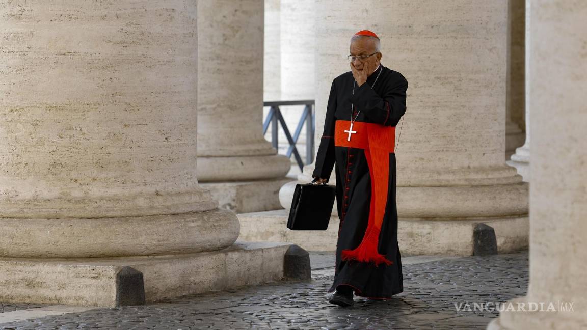$!El cardenal Jorge Enrique Jiménez Carvajá llega a la reunión de la Congregación General de Cardenales, en la Ciudad del Vaticano.