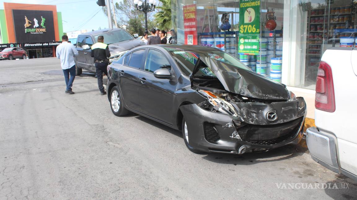 Camioneta provoca choque al dar vuelta prohibida en bulevar Francisco Coss, en Saltillo