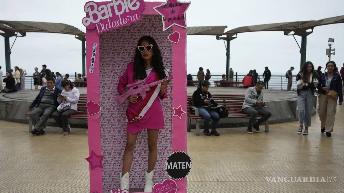 $!Una manifestante antigubernamental, disfrazada de Barbie, protesta para exigir la renuncia de la presidenta de Perú, Dina Boluarte, en Lima el 22 de julio de 2023.