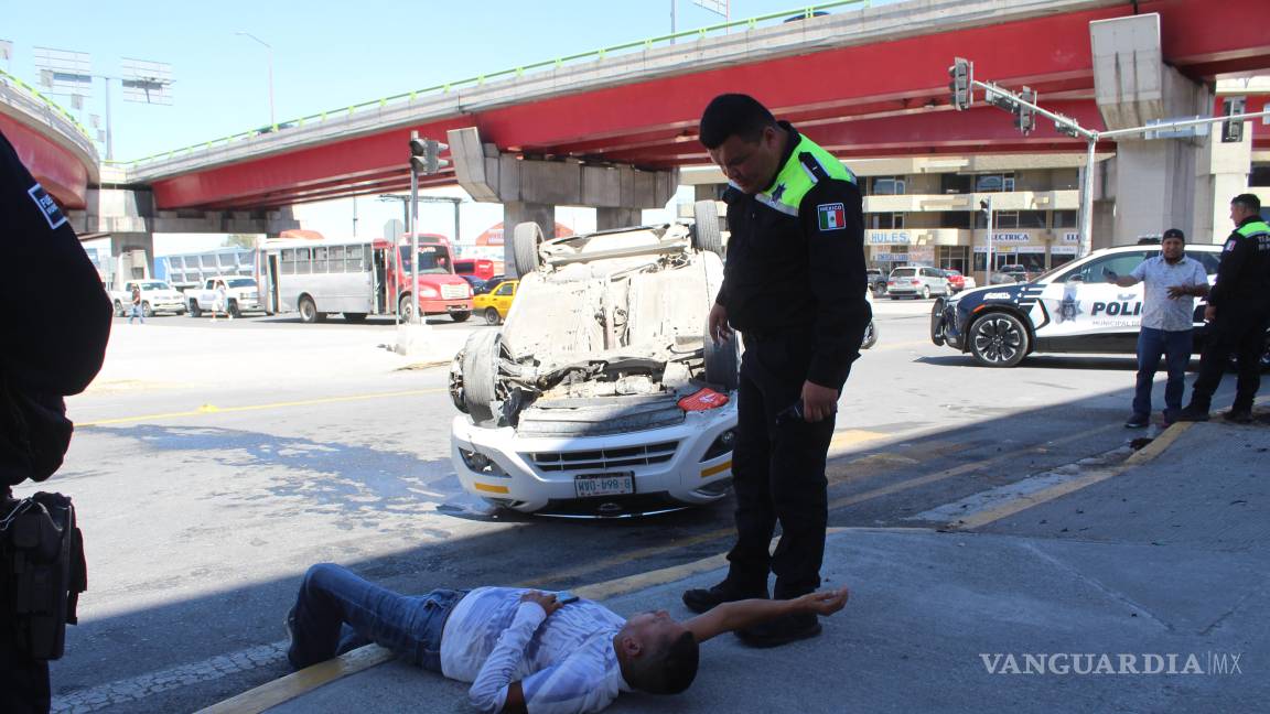 Taxista sufre volcadura bajo el distribuidor vial El Sarape, en Saltillo