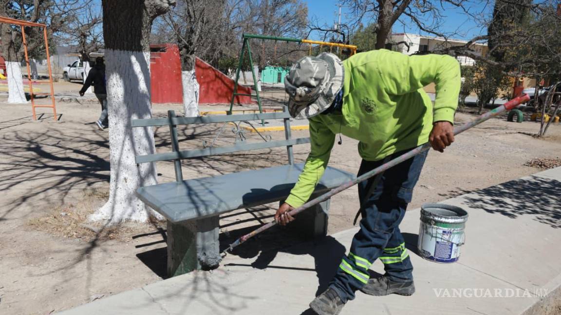 $!Se aplicó pintura en bancas y mobiliario urbano.