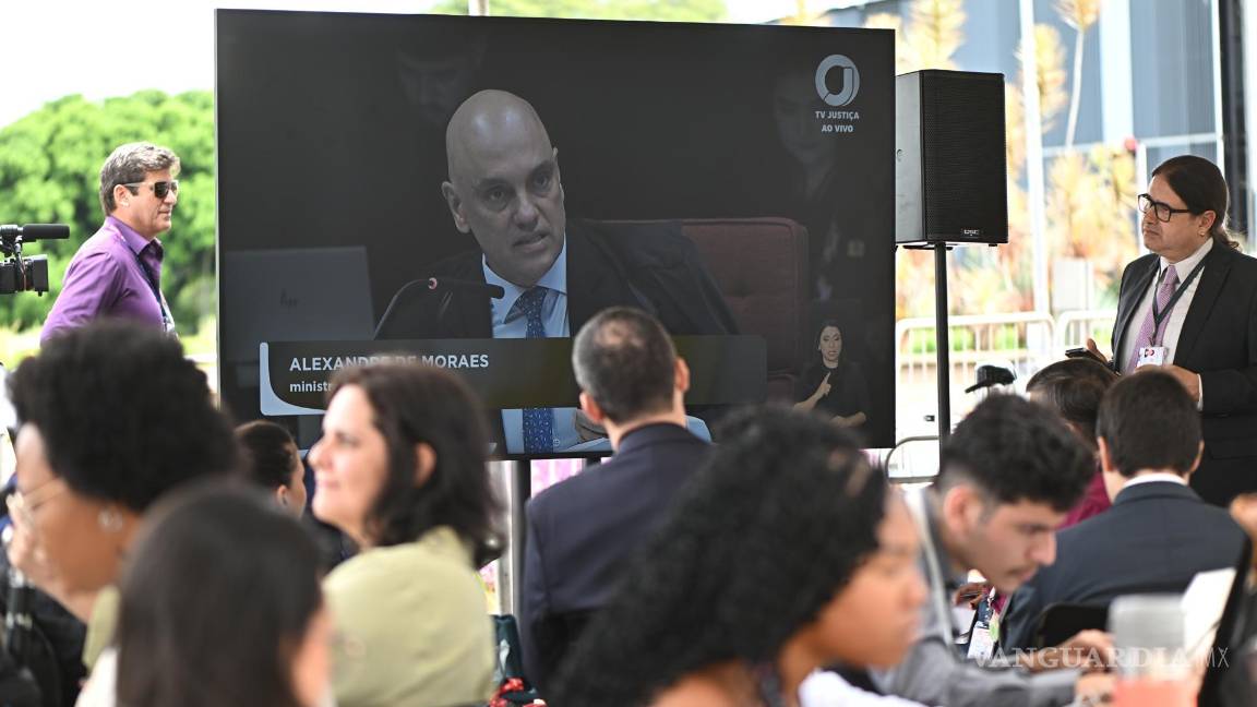 $!El juez de la Corte Suprema Alexandre de Moraes (pantalla), durante la transmisión de la audiencia del expresidente de Brasil Jair Bolsonaro.