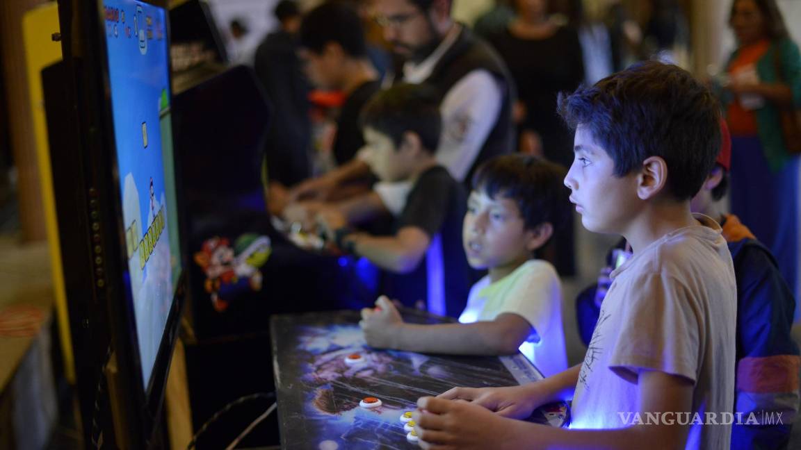 $!Los niños pudieron jugar algunos clásicos en el lobby del teatro.