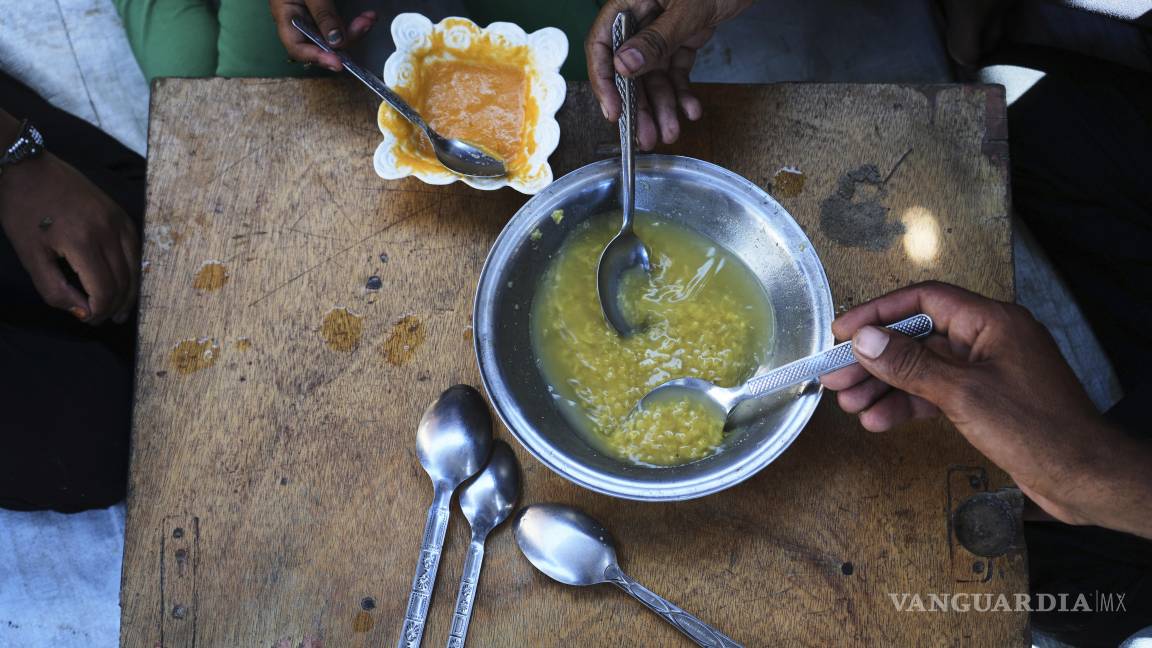 $!En el centro de alimentación del hospital, madres desnutridas consuelan a sus hijos hambrientos.