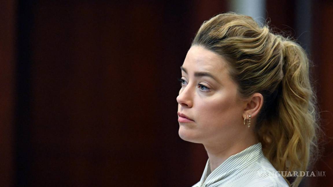 $!La actriz Amber Heard escucha el testimonio de su exesposo, durante una audiencia en la corte de Fairfax, Virginia.